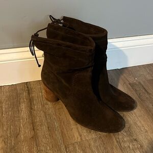 Chocolate brown suede Madewell booties!
